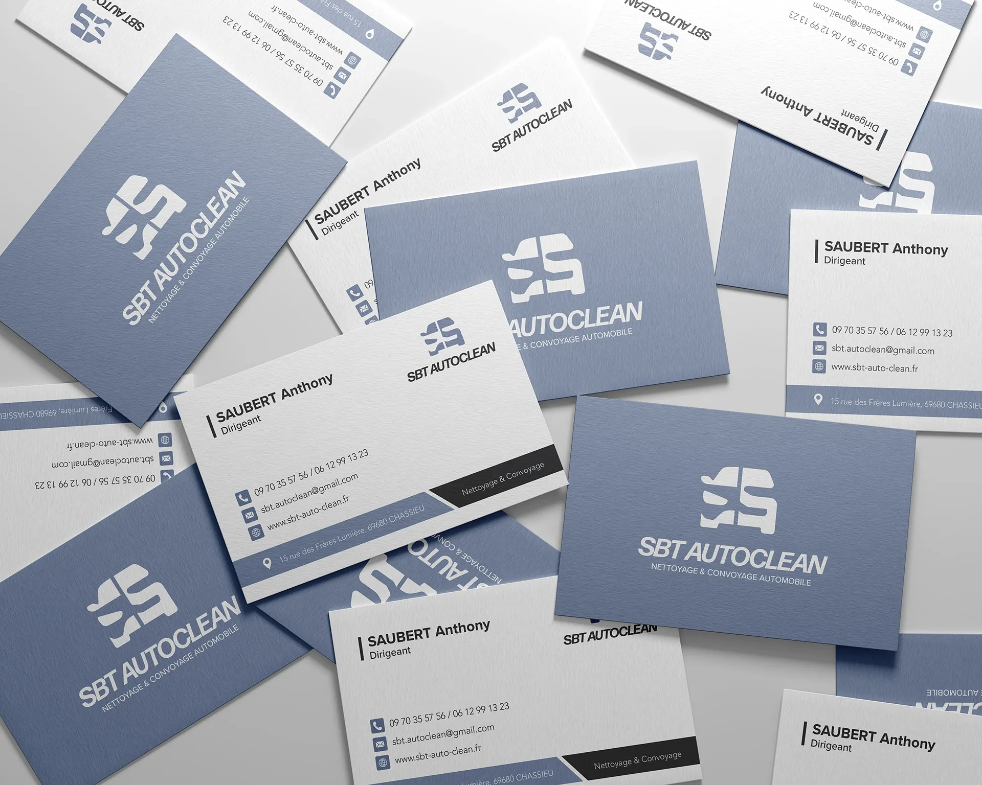 Mockup de cartes de visite SBT Autoclean présentant le logo, les coordonnées et l’univers graphique de la marque.